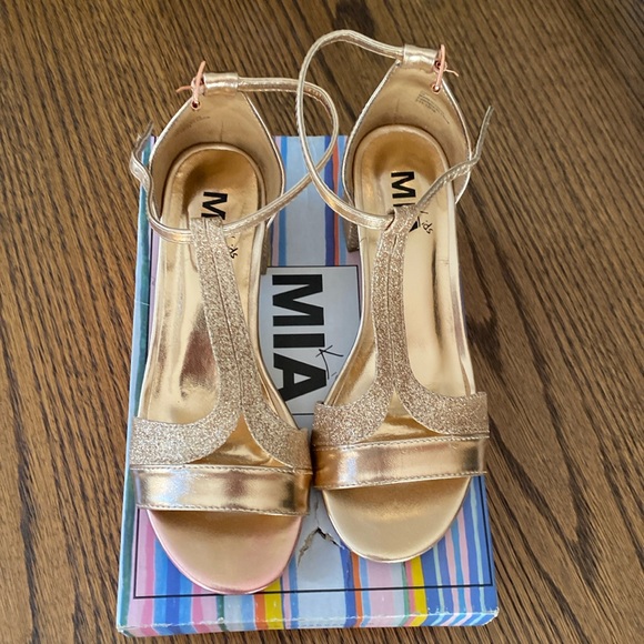 BEAUTIFUL MIA KIDS AUBRIE ROSE GOLD SIZE 2 SHOES . - Picture 2 of 9